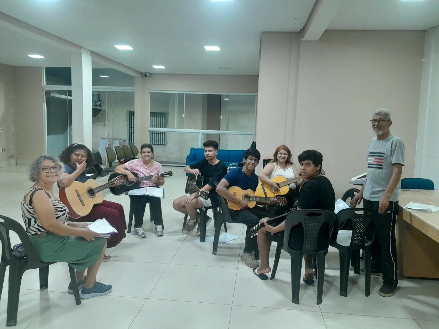 Aula de violão com alunos de várias idades