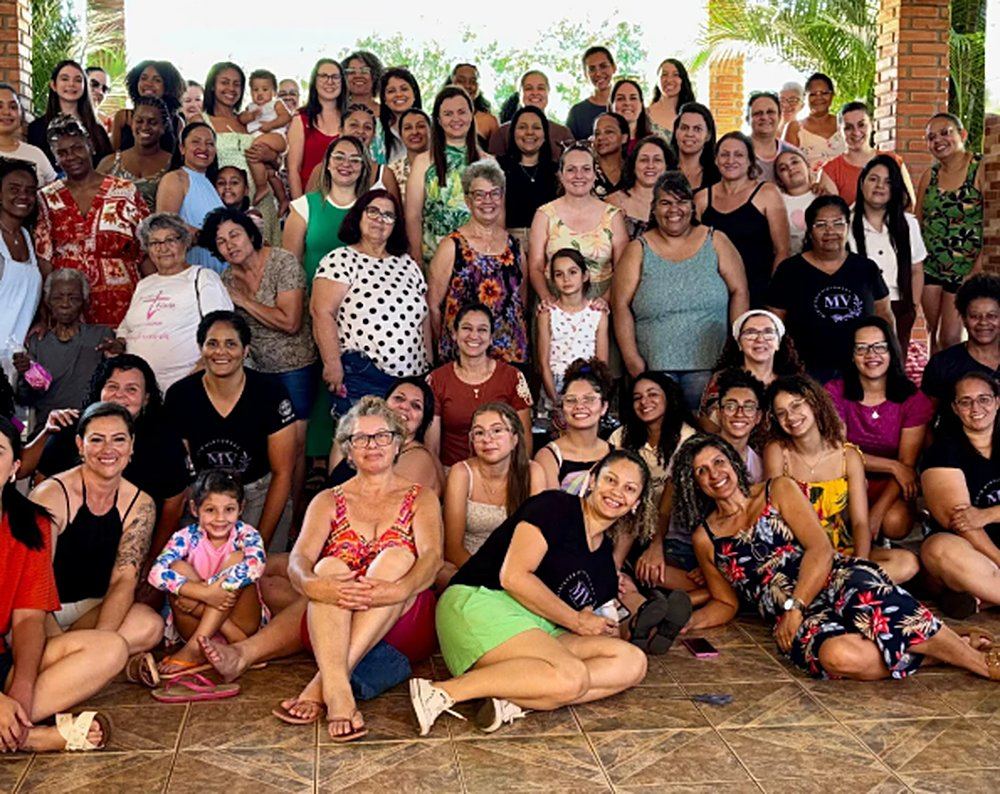 Grande grupo das Virtuosas reunido num encontro ao ar livre