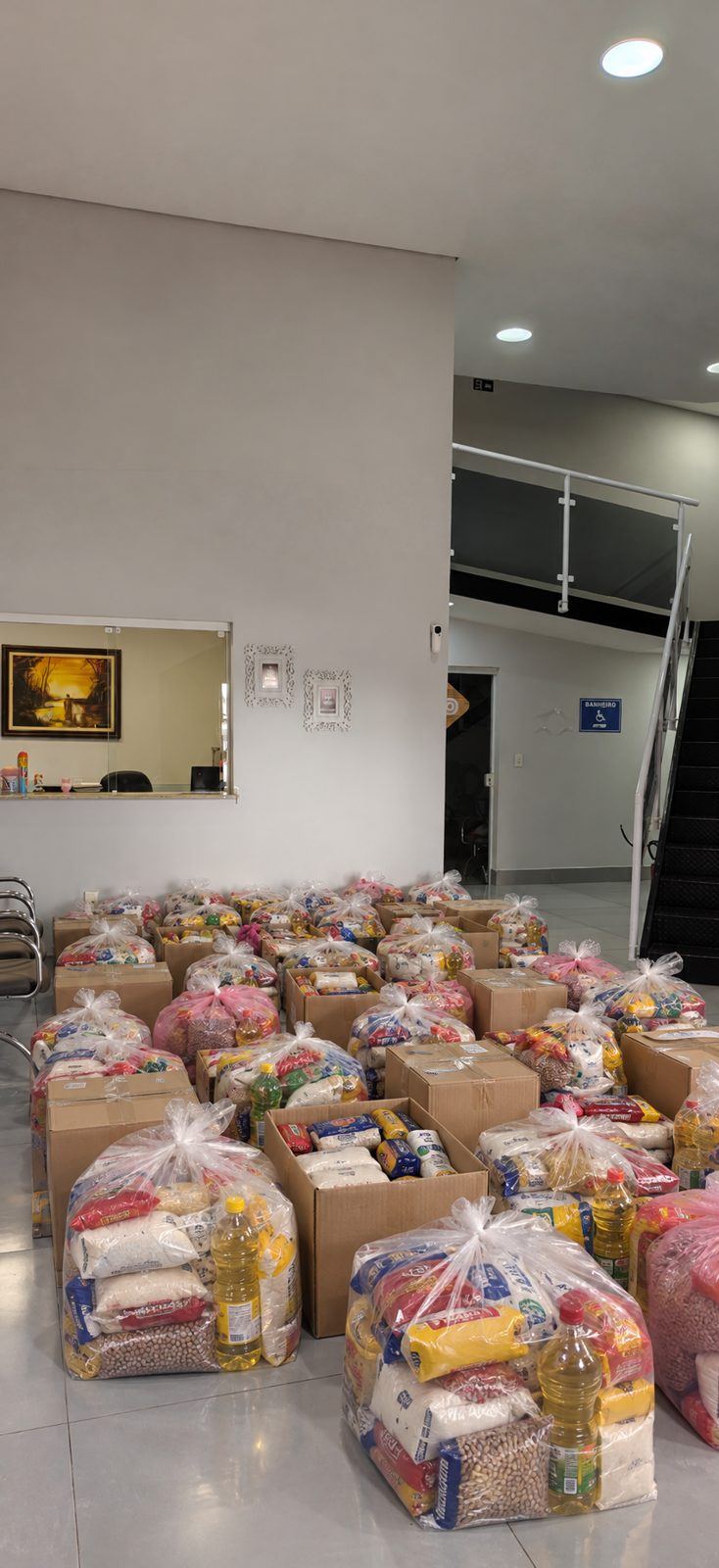 Dezenas de cestas e caixas arrecadadas no saguão da igreja