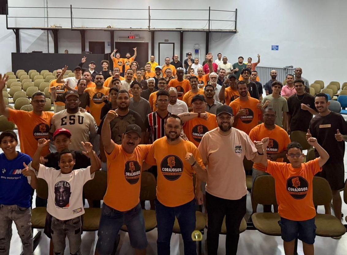 Homens do ministério Corajosos reunidos no templo
