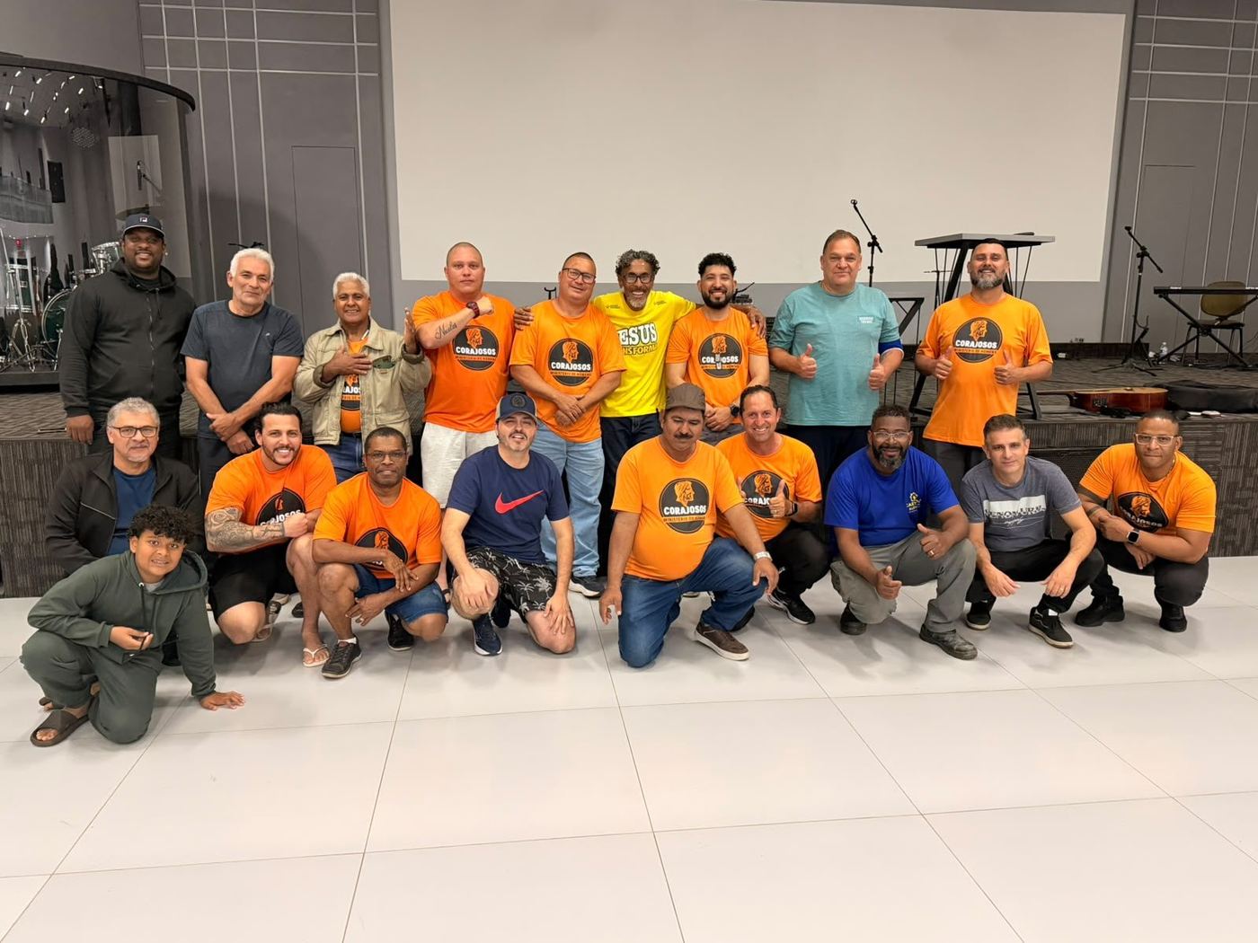 Grupo dos Corajosos reunido em frente ao palco