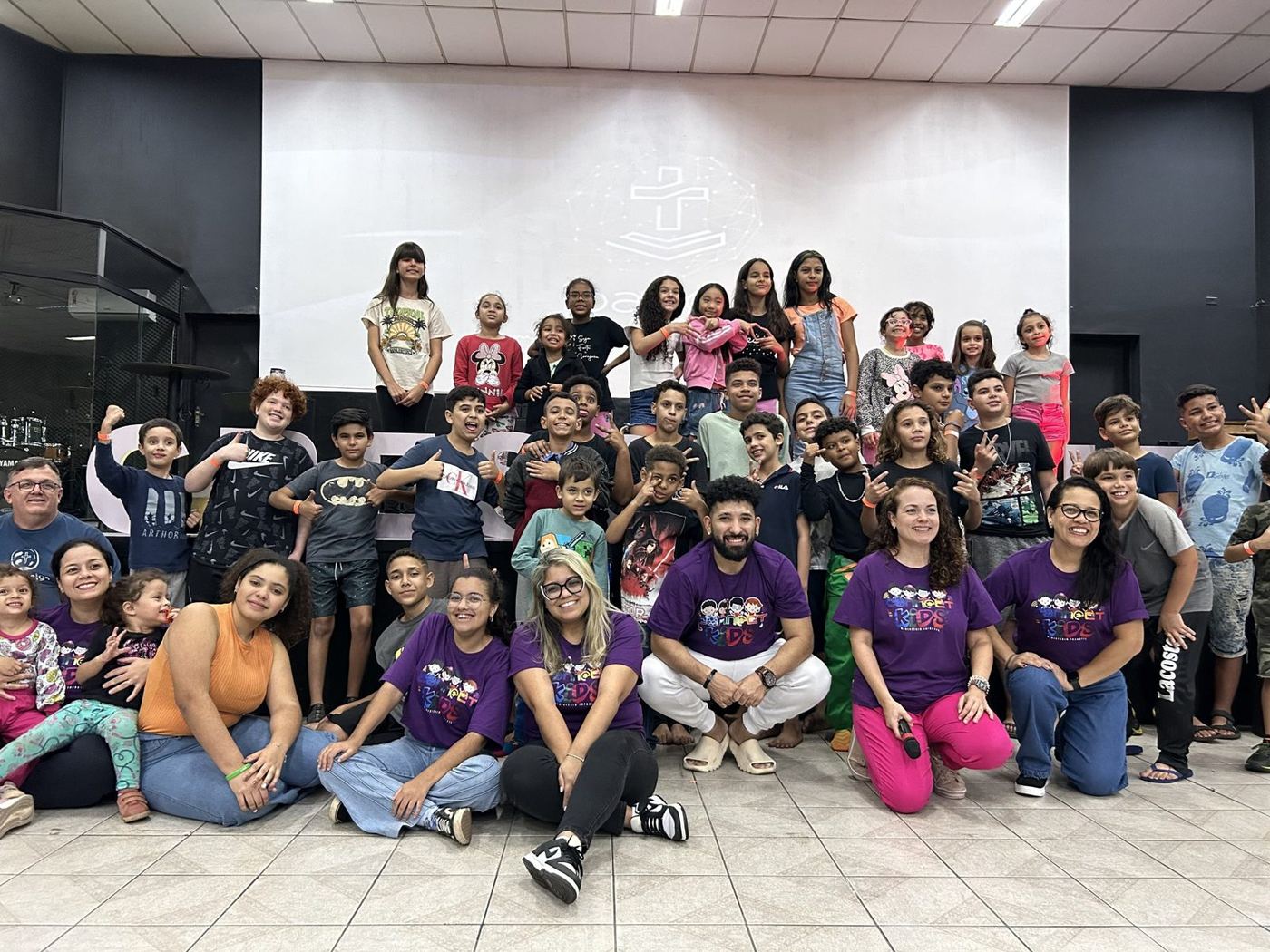 Crianças e equipe do IBABORÉ Kids reunidas no templo