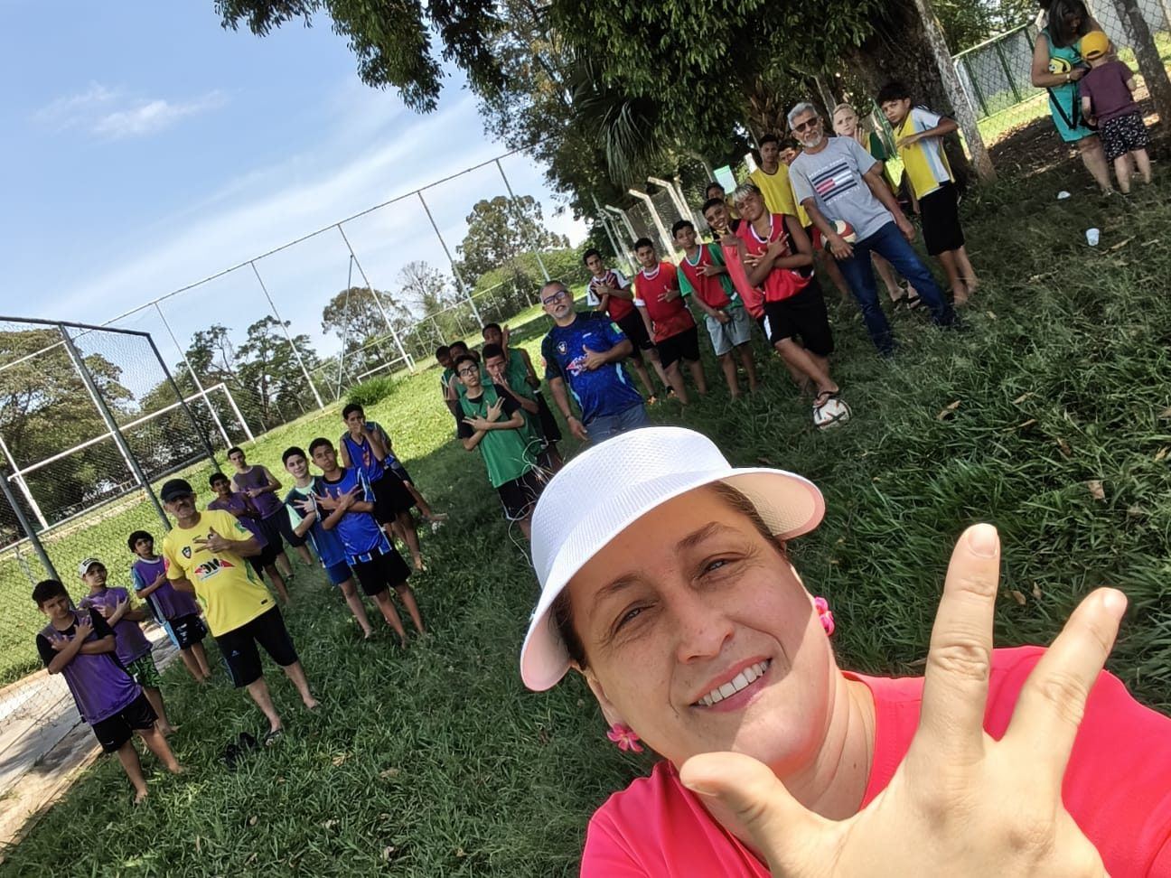 Missionária Angela com crianças e professores do Projeto União no campo