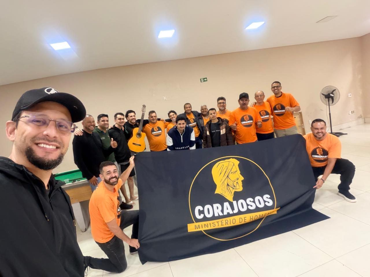 Homens segurando a bandeira dos Corajosos