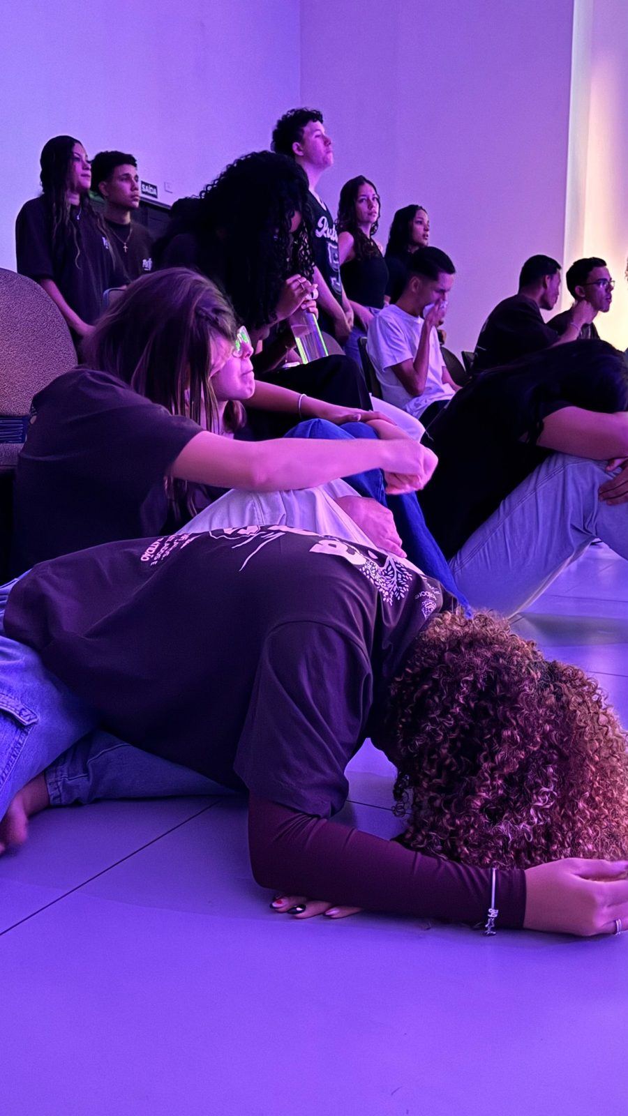 Jovens abraçados em oração no culto Fortes para Adorar