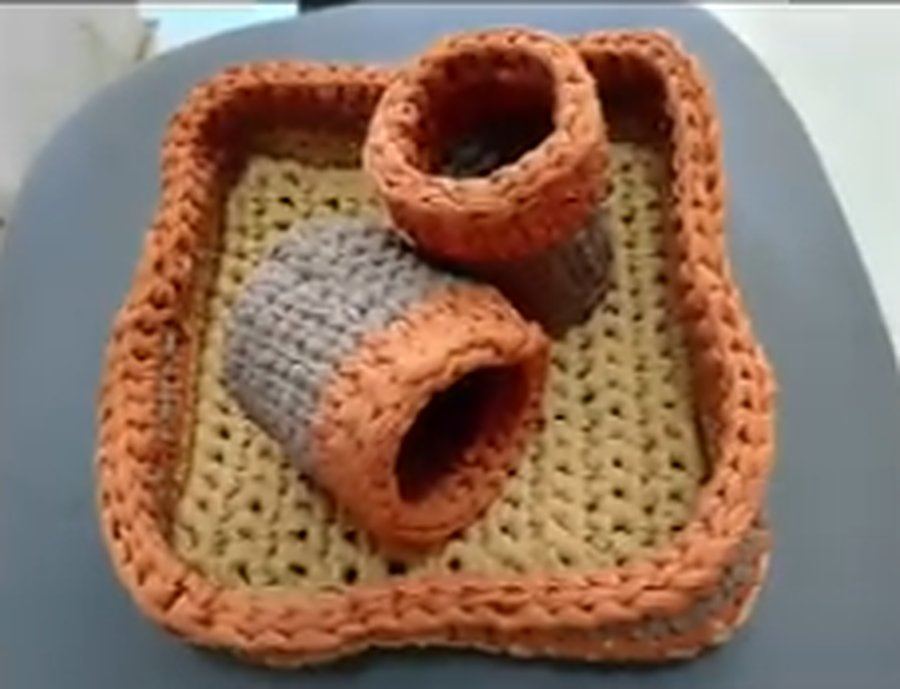 Peças de crochê: cesto e porta-guardanapos