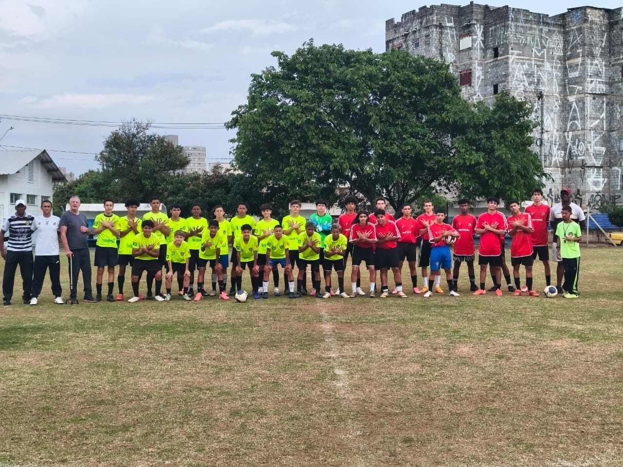 Dois times de futebol de campo do Projeto União