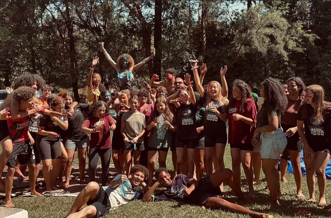 Adolescentes e jovens dos Fortes comemorando ao ar livre