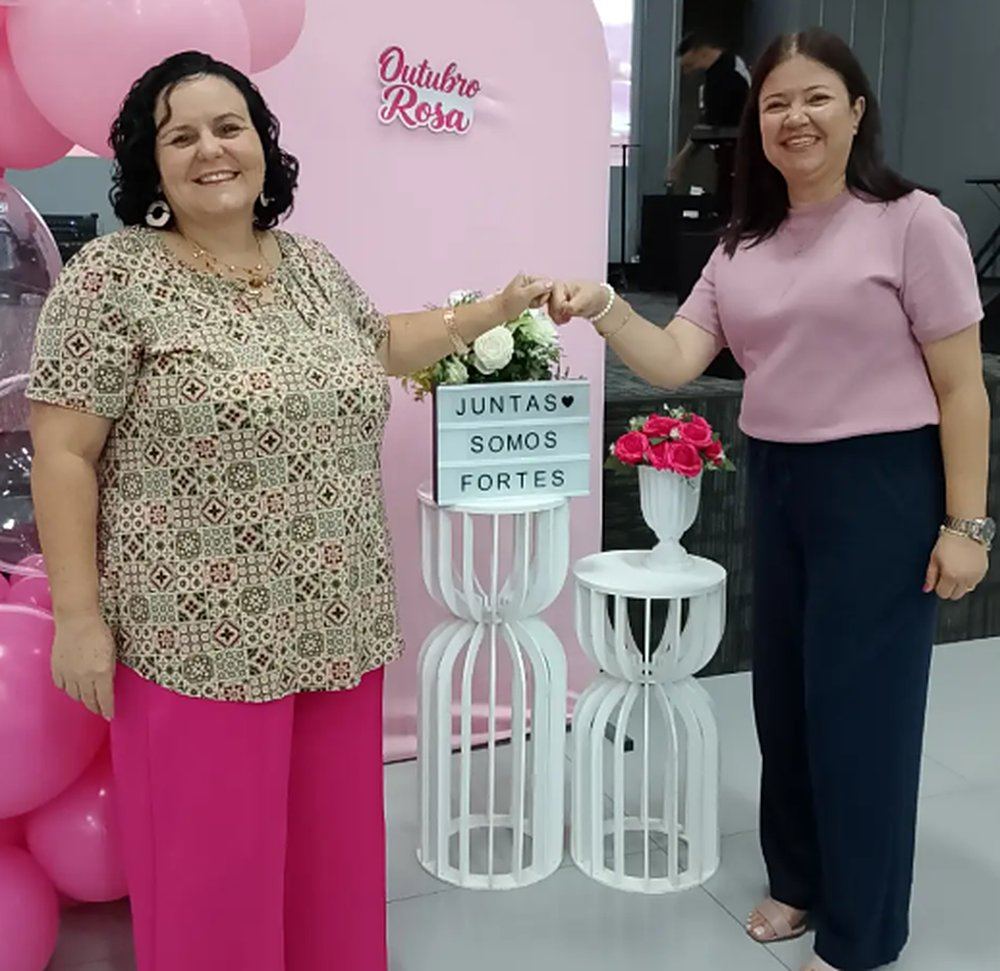 Duas irmãs com a placa Juntas somos fortes