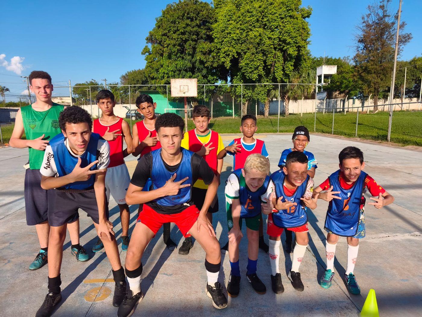 Garotos do futsal posando na quadra