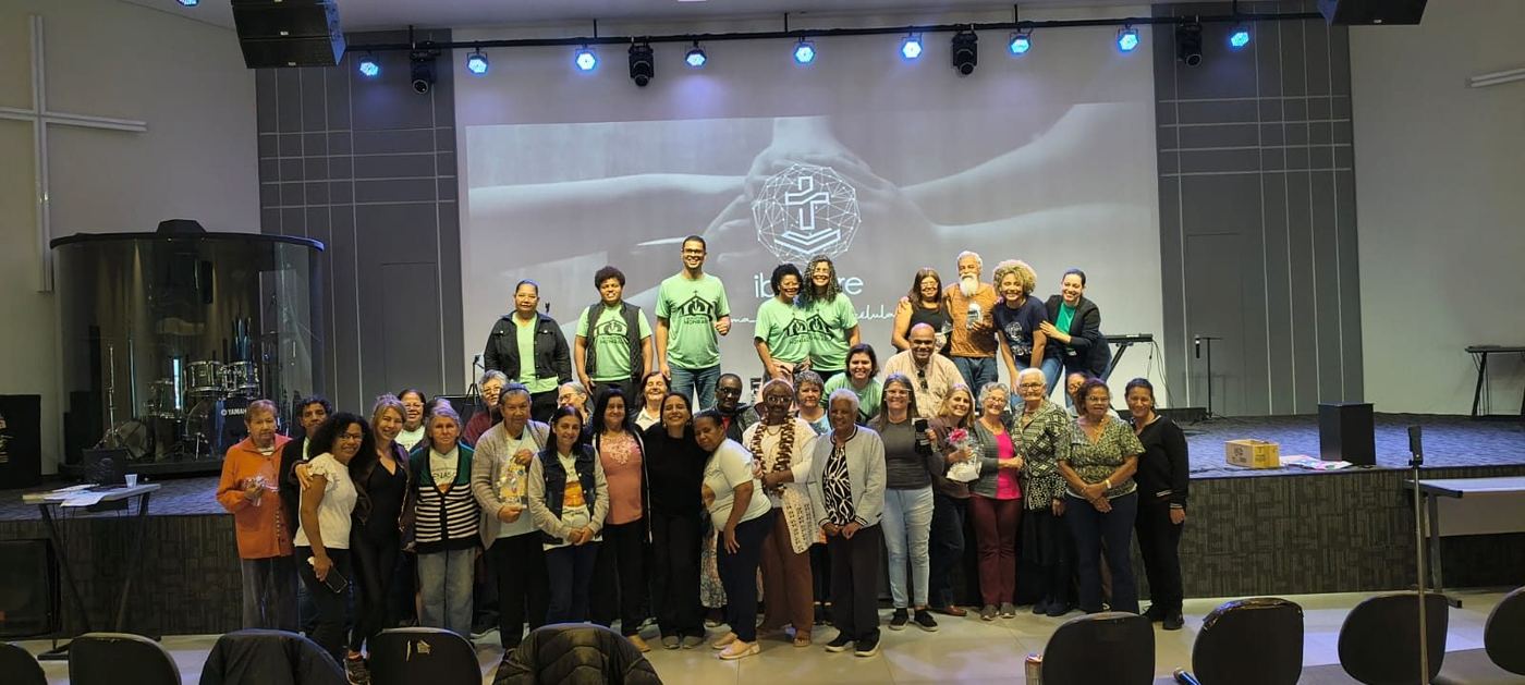 Grupo do Ministério Honrar reunido em frente ao palco da igreja