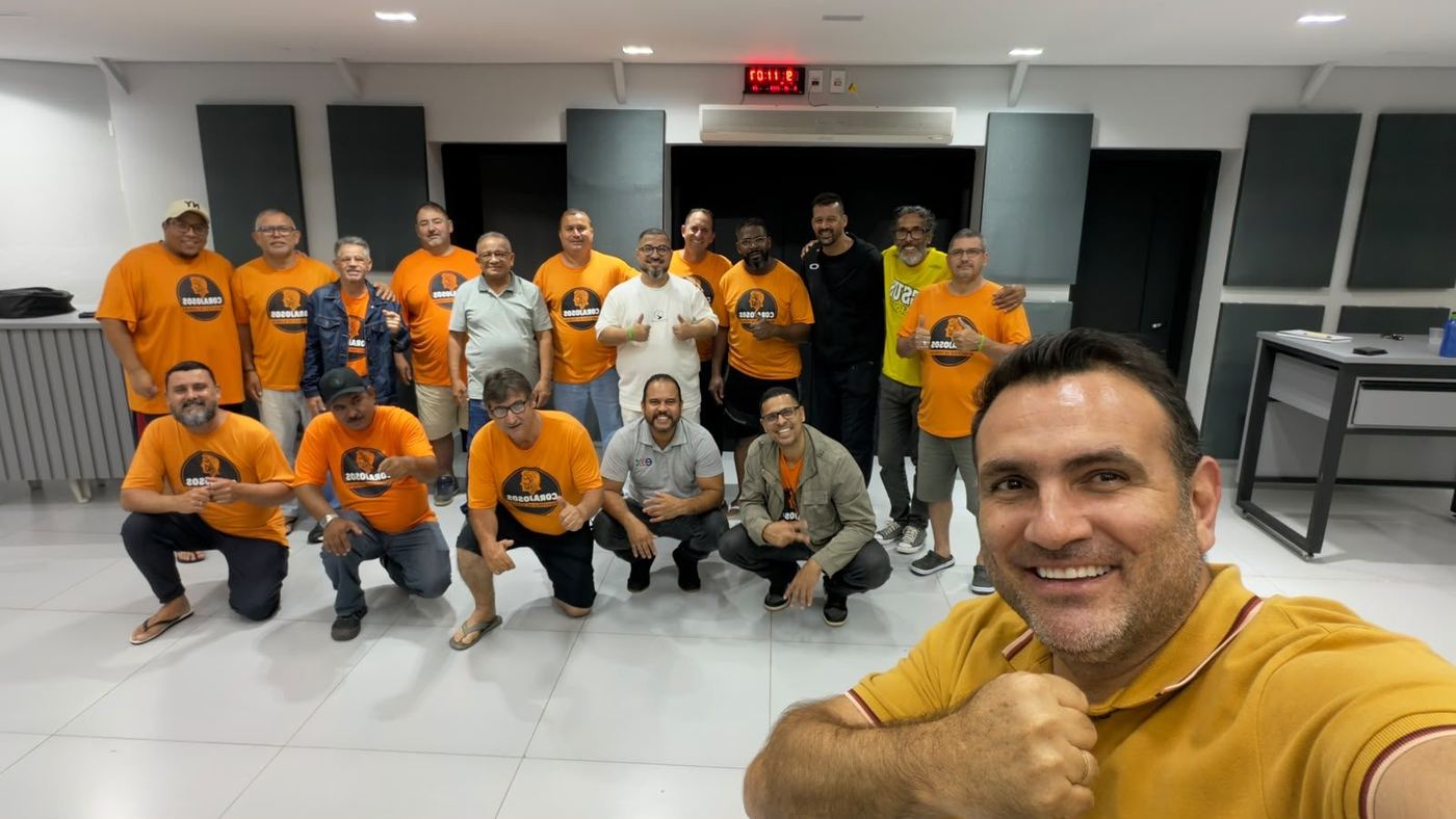Encontro dos Corajosos com camisetas laranja